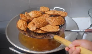 Cara menggoreng tempe asin tanpa minyak terserap